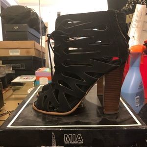 Lace up sandal/bootie